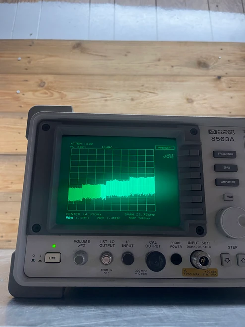 HP 8563A Spectrum Analyzer 9kHz-26.5GHz Powers On Bright CRT Display