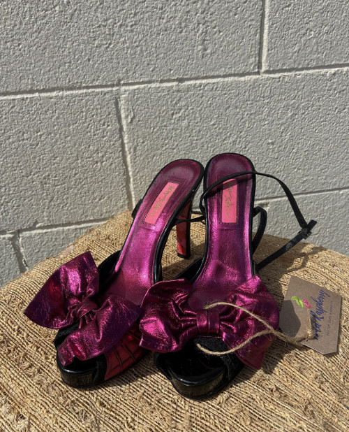 With a playful metallic magenta and black design and a fierce pin-up inspired silhouette, these heels are the statement piece for anyone who loves a little drama. Perfect for date night, a party, or anytime you want to add some retro flair to your fit!