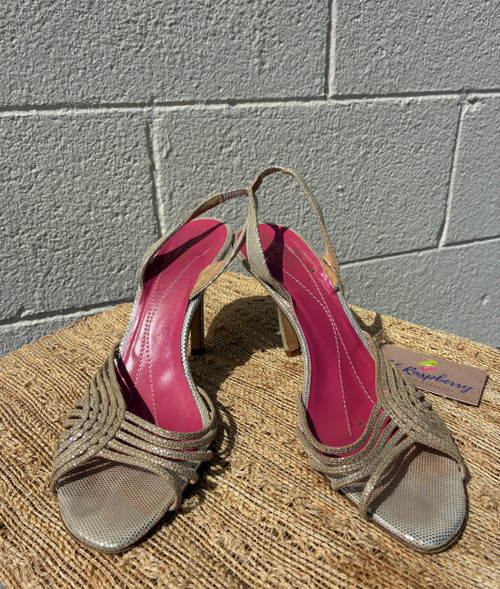 Glitzy gold glitter meets bright pink soles! Sleek heel silhouette dresses up everything from denim to a little black dress.
