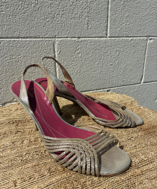 Glitzy gold glitter meets bright pink soles! Sleek heel silhouette dresses up everything from denim to a little black dress.