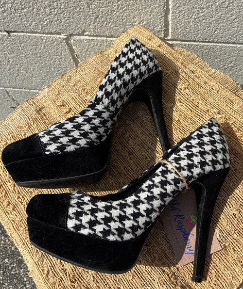 This striking black and white print adds instant edge to these sexy high heels.

These unforgettable shoes steal the show whether you're out for the night or just feeling yourself!