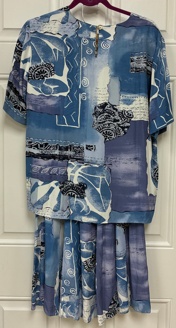 Bold abstract shapes in cool colors make this set an instant statement piece. A rare vintage find thats perfect for adding a pop of color into your rotation!