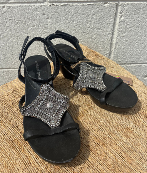 A sparkly silver chain detail adorns the front of these classic wedge sandals, adding just the right amount of shine. A versatile go-to for summer outfits, vacations, or dressing up a casual look with a little extra glam!
