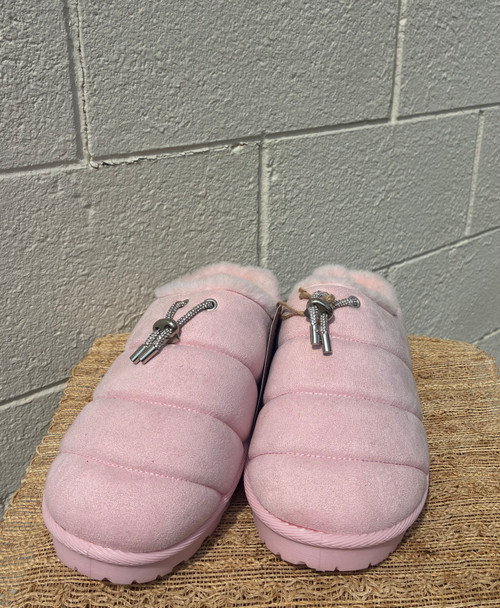 A soft quilted pink exterior paired with cozy faux fur lining makes these booties as comfortable as they are cute. Perfect for chilly days, house slippers, or casual outings!