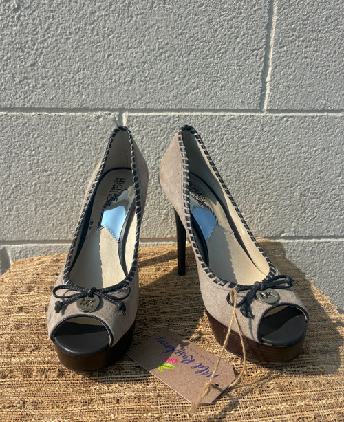 A sleek silhouette gets a flirty upgrade with cute bow detailing at the toe. Classic, feminine, and endlessly versatile. Perfect for the office, date night, or anytime you want a polished heel!