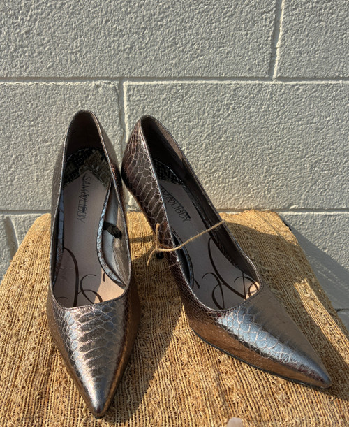 A striking metallic snakeskin print gives these stilettos serious statement-piece energy. Sleek and eye-catching, they're perfect for a night out, date night, or adding a bold pop of texture to any outfit.