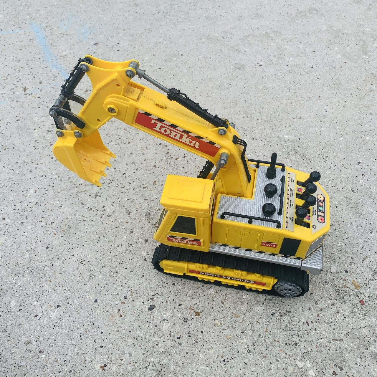 Tonka, Mighty Motorized Excavator Construction Vehicle 3208 - Thread