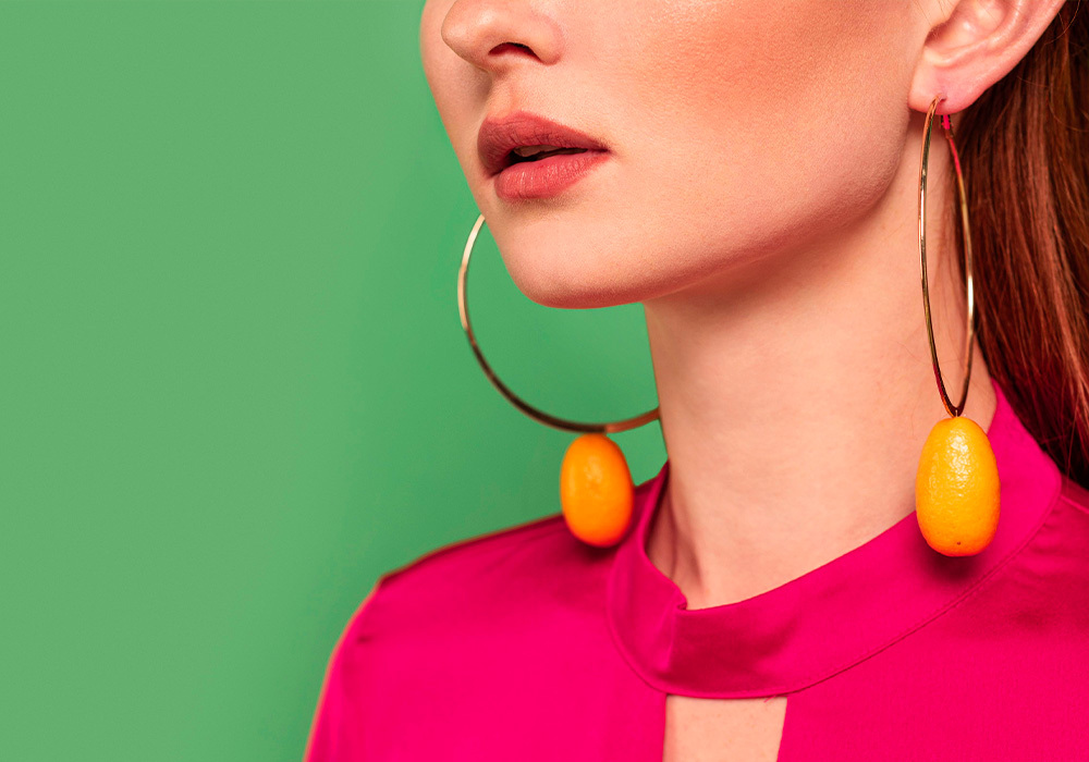 Puesta de pendientes en Farmacia Serrano Elche, Alicante