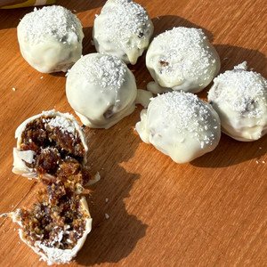 Apricot Bliss Balls