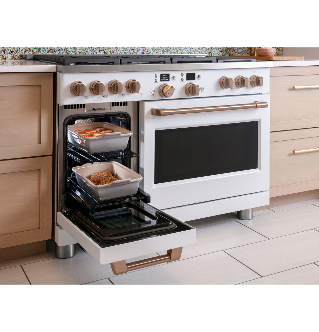 Café™ 48 Commercial-Style Gas Rangetop with 6 Burners and Integrated  Griddle (Natural Gas) - CGU486P3TD1 - Cafe Appliances