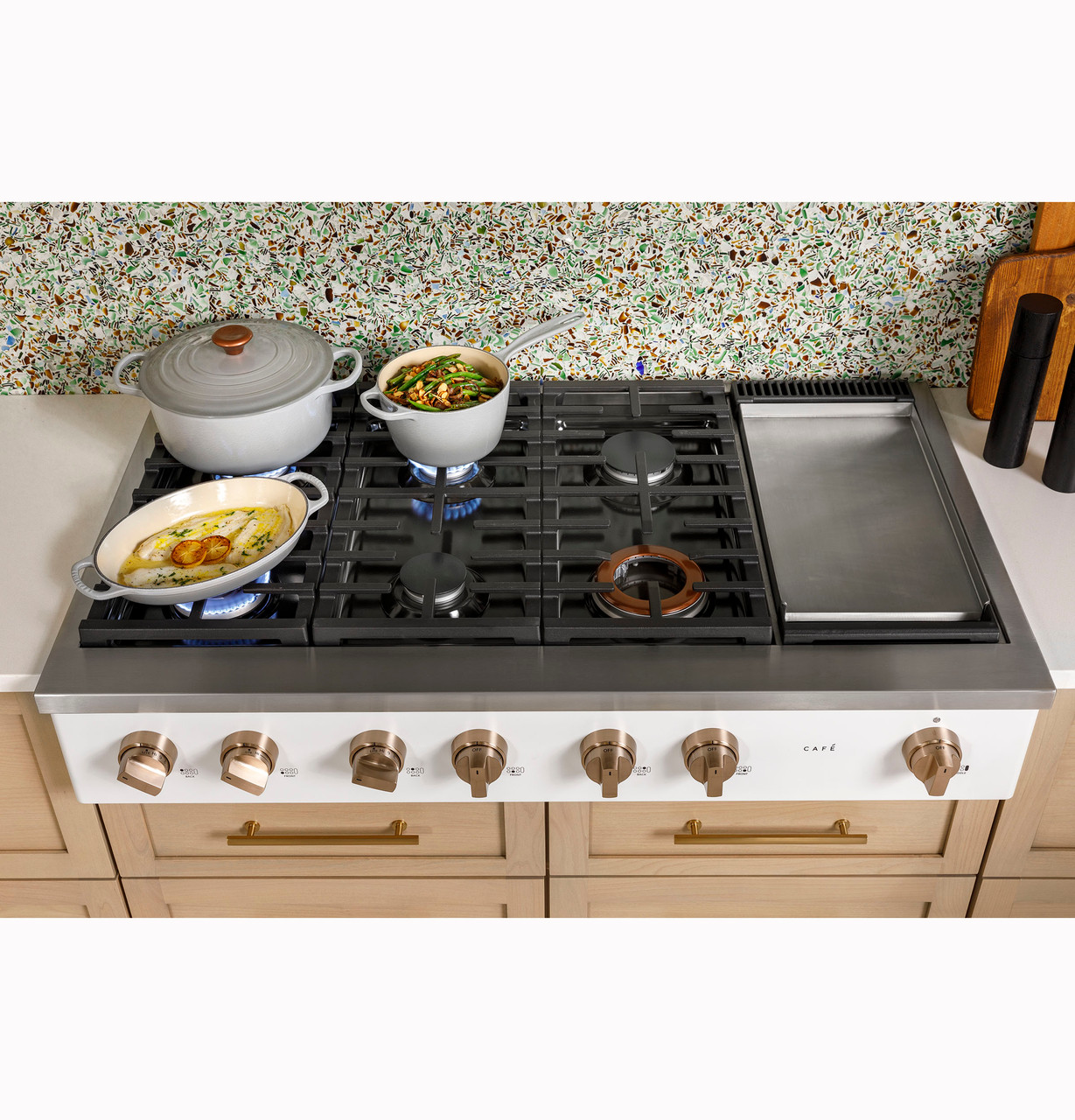 48 Gas Rangetop 6 brass burner + electric griddle