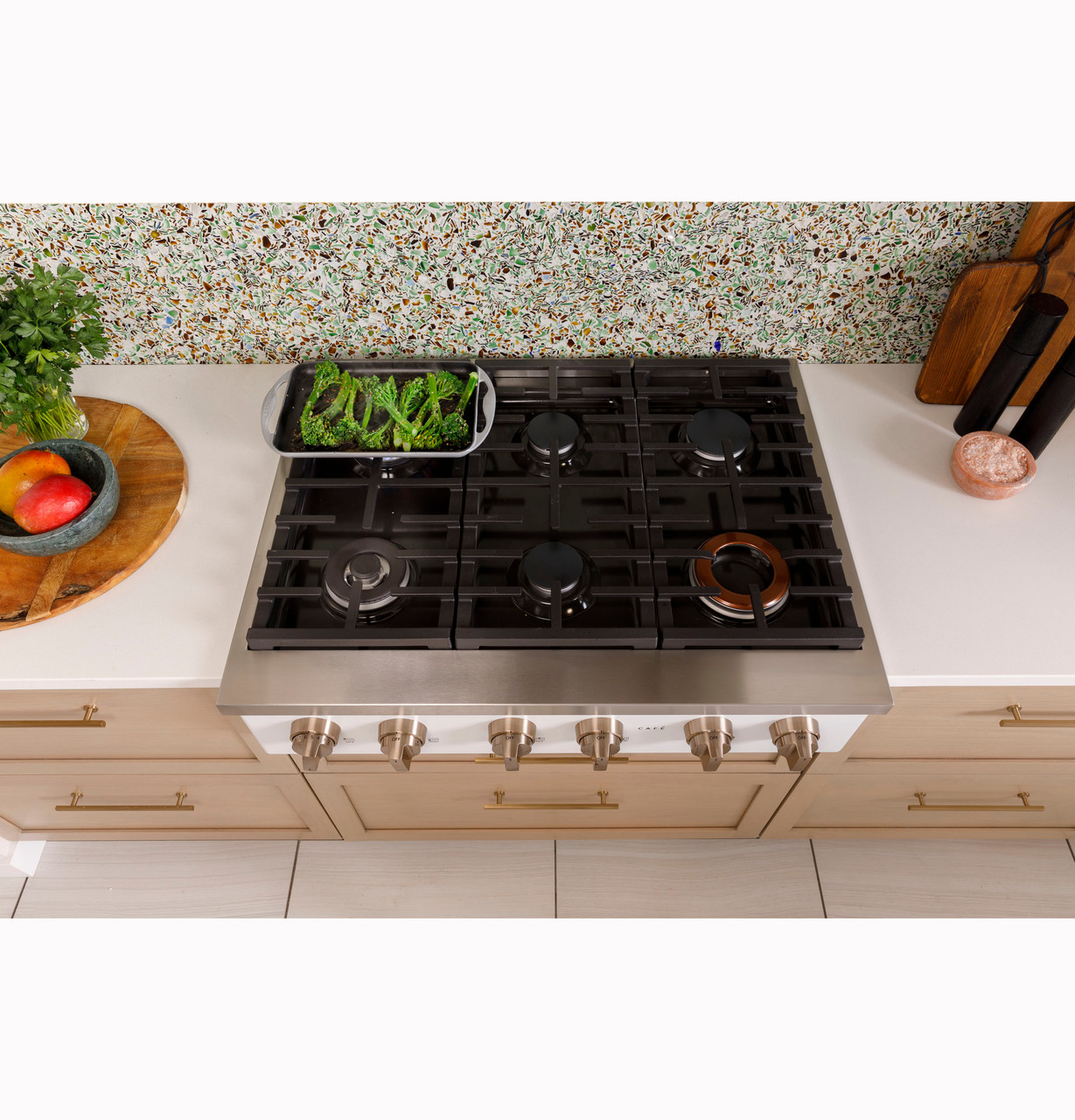 Café™ 36 Commercial-Style Gas Rangetop with 6 Burners (Natural