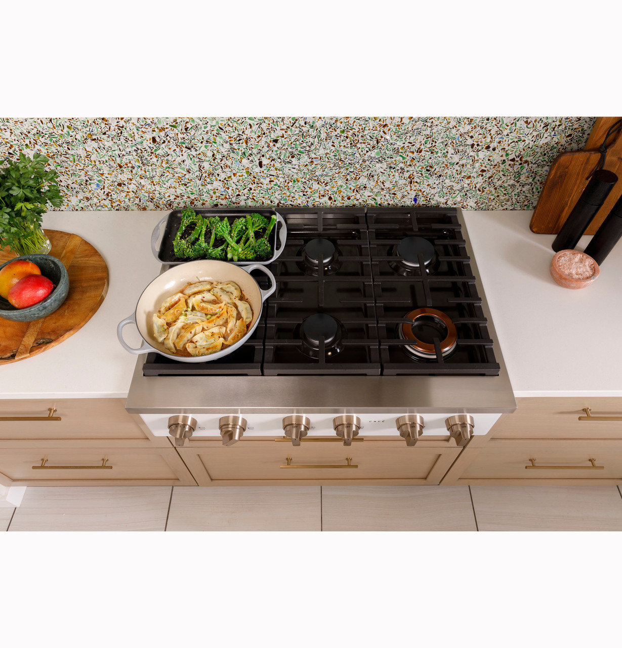 CAFÉ 36" Commercial-Style Gas Rangetop with 6 Burners - Thumbnail 3