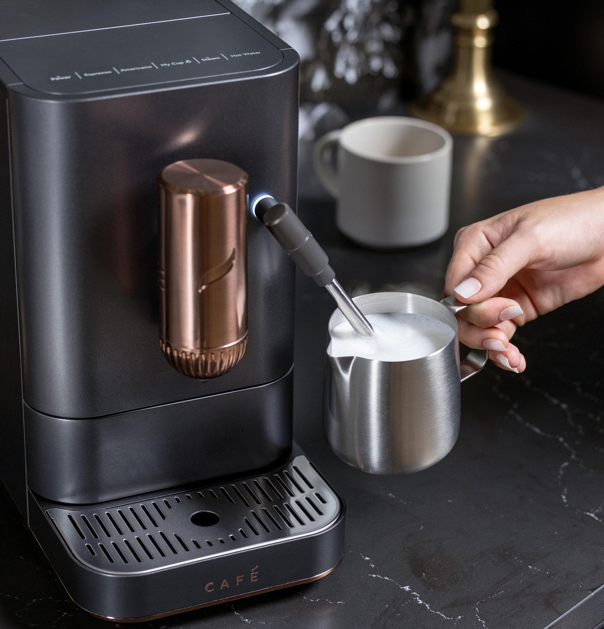 Cafe_Espresso_Affetto_C7CEBBS3RD3_MB_Steam_FandB_FrothingPitcher.jpg