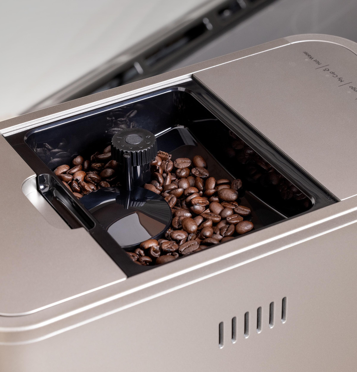 Cafe_Espresso_Affetto_C7CEBBS2RS3_SS_Steam_FandB_Built-In-Bean-Hopper.jpg