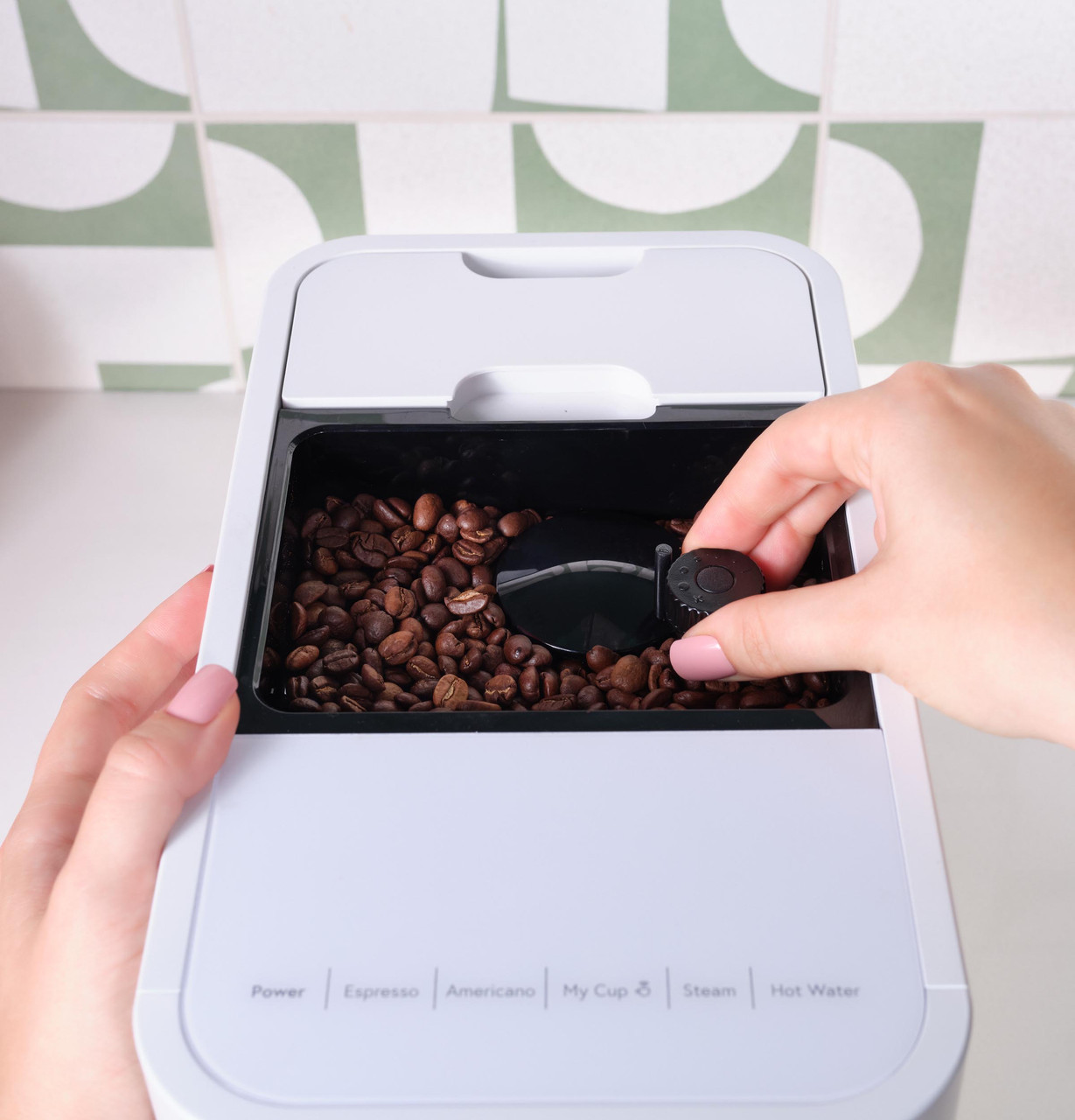 Cafe_Espresso_Affetto_C7CEBBS4RW3_MW_Steam_FandB_ConicalBurrGrinder.jpg
