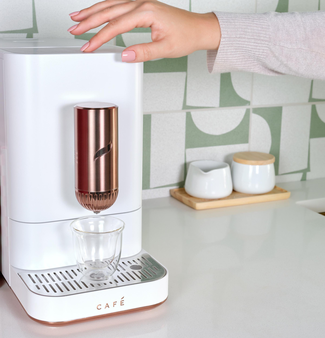 Cafe_Espresso_Affetto_C7CEBAS4RW3_MW_FandB_OneTouchBrew.jpg