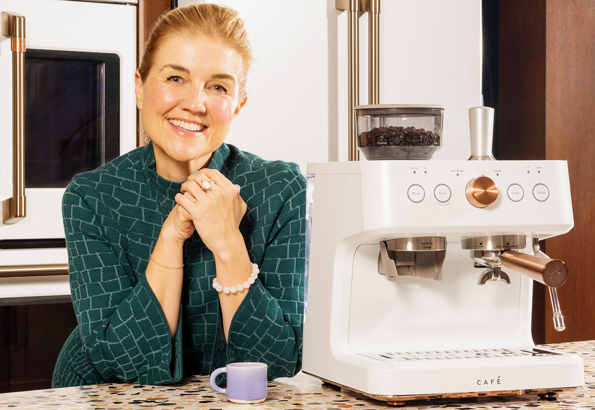 Wow. That is one fancy coffee maker!  Coffee brewer, Coffee maker, Coffe  machine