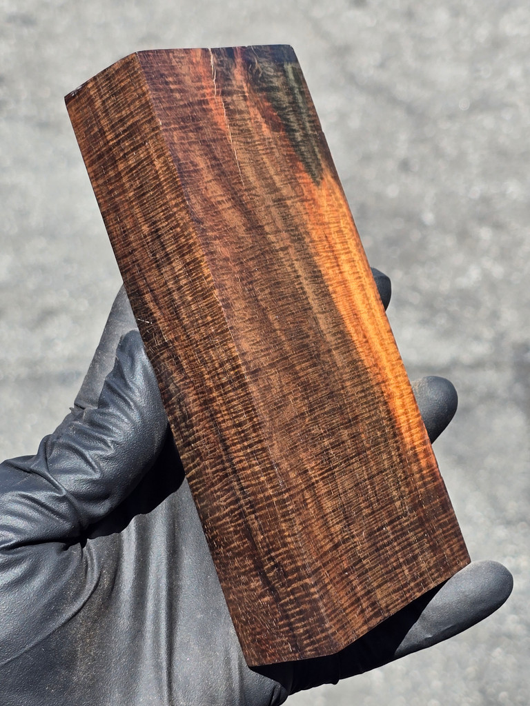 Curly Siam Rosewood 20 (2.5 x 1.15 x 5.9)