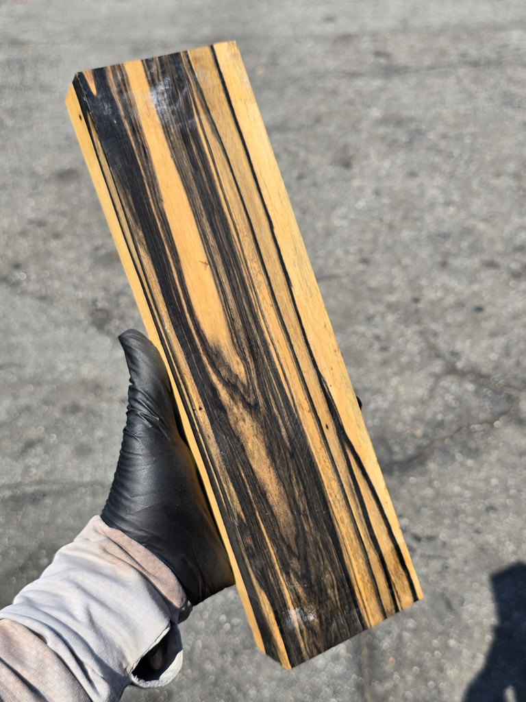 Black And White Ebony 18 (3.45 x 1.7 x 12.5)