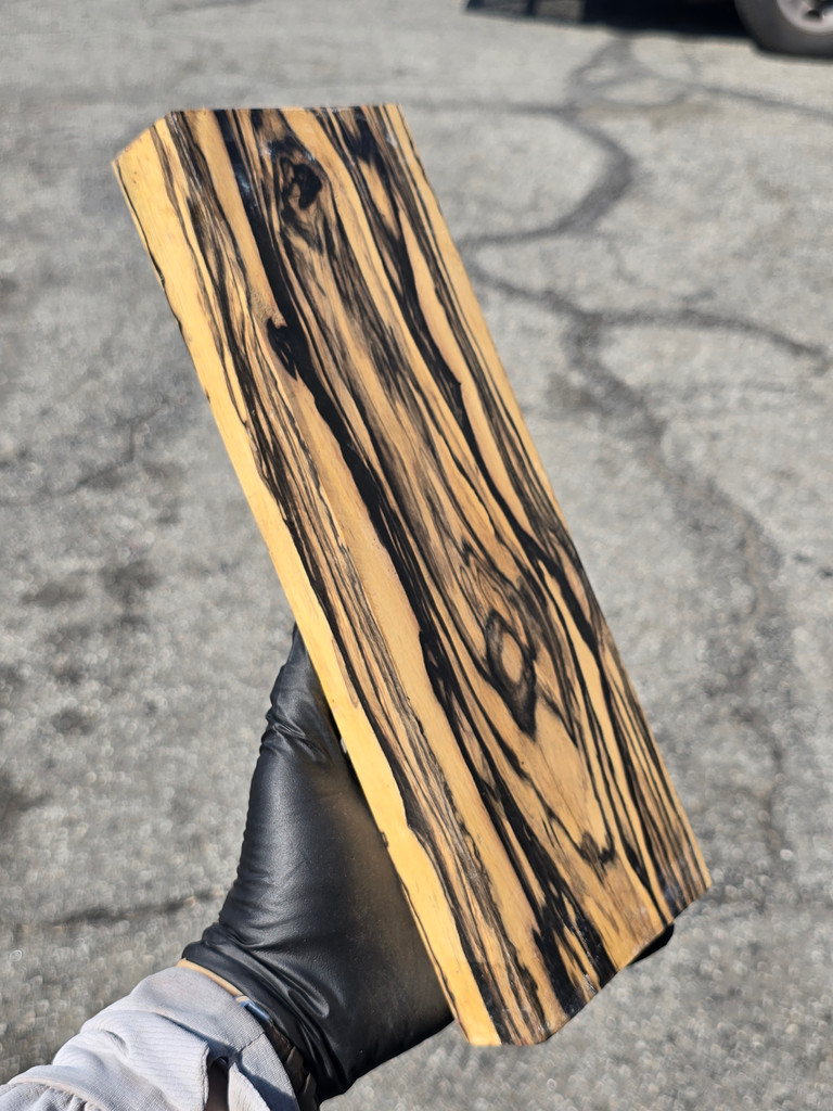 Black and White Ebony 30 (4.25 x 1.45 x 12.3)