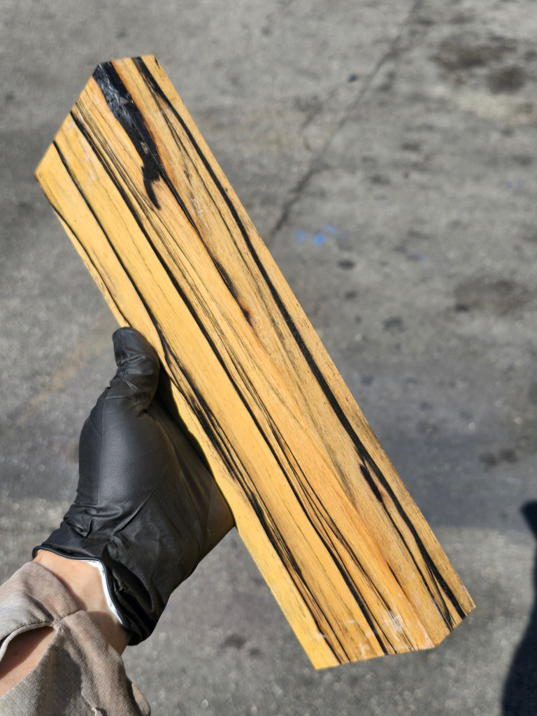 Black and White Ebony 40 (3.85 x 1.4 x 12.4)