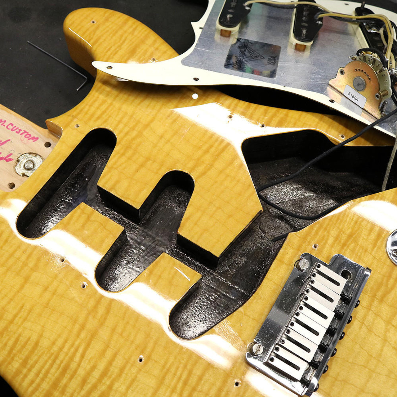 Fender custom shop stratocaster バーズアイ 1996 Fender Custom Shop Deluxe Stratocaster Flamed Maple Top
