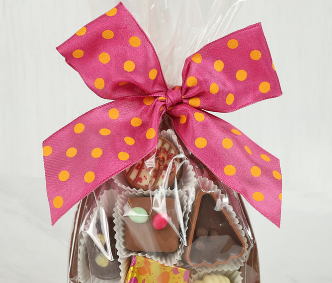 Milk Chocolate Easter Egg Shell with 7 Assorted Luxury Chocolates