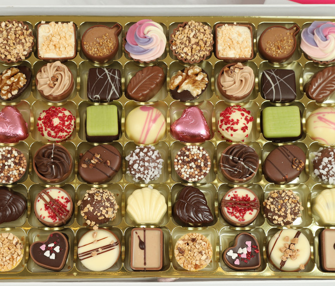 4072 Luxury Chocolate Collection. 48 Beautifully Presented Chocolates