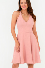 Rosado pastel: el tono romántico que transforma tus looks diarios