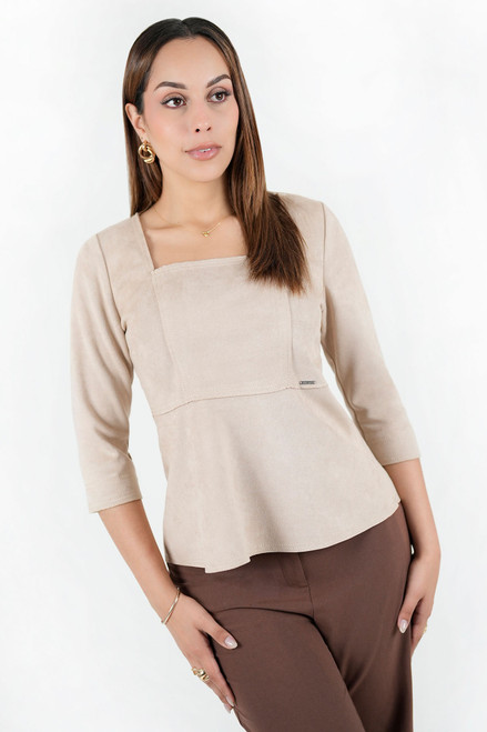 Polo manga 3/4 en suede con escote cuadrado y silueta peplum
