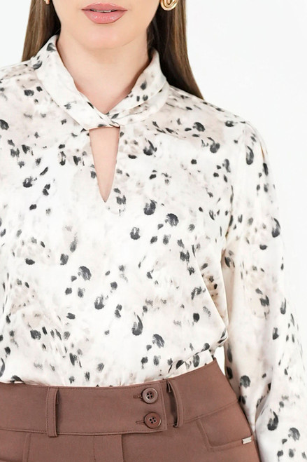 Blusa manga larga en satin estampado con cuello neru retorcido y escote V