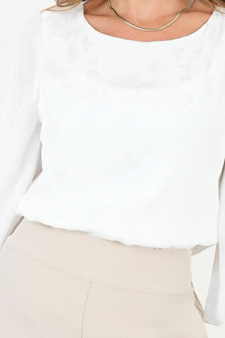 Blusa manga 3/4 en gasa hindu con escote ojal y mangas campana