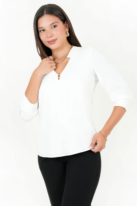 Blusa manga 3/4 en gasa crepe con cuello neru anatómico y escote V