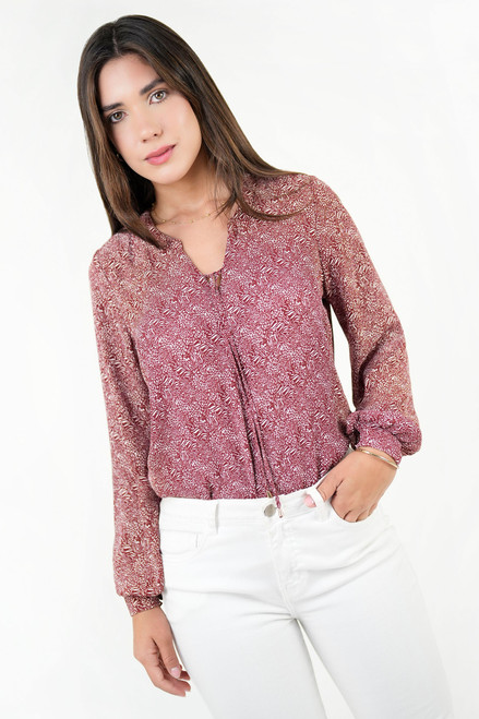 Blusa manga larga en gasa estampada con cuello neru anatómico y escote en V.