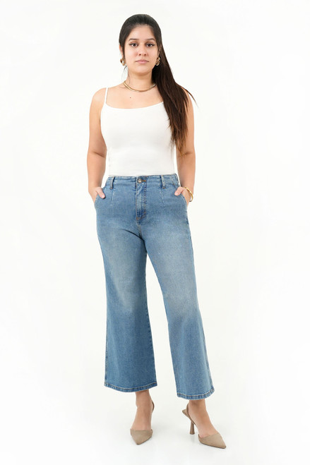 Pantalón recto en denim stretch con bolsillos laterales