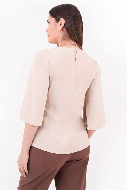 Blusa manga 3/4 en seda con escote V y mangas acampanadas