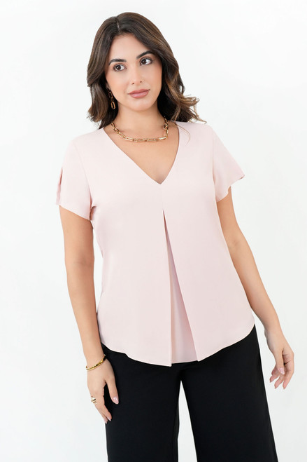 Blusa manga corta en gasa crepe con escote V, tablón encontrado delantero y forro interior