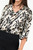 Blusa manga 3/4 en satín estampado D5 con escote V y mangas acampanadas