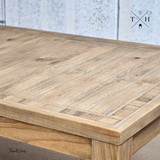 Close-up of the oak grain at the table’s corner, showcasing natural patterns