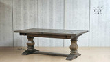 The table in its most compact form at 210cm, with the pedestal base prominently displayed