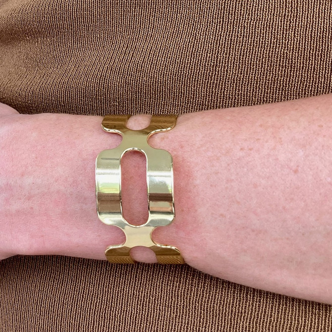 Circulos Gold Cuff Bracelet. Elevate your style with our stunning modern jewelry.