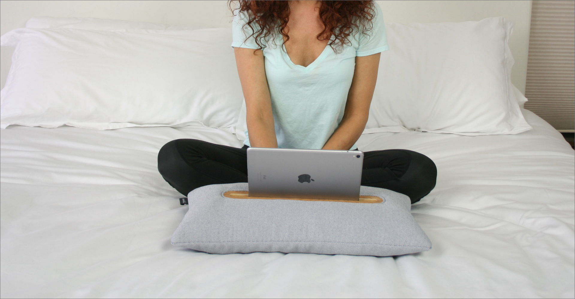 moduli-interpose-tablet-pillow-in-the-bedroom-5.png