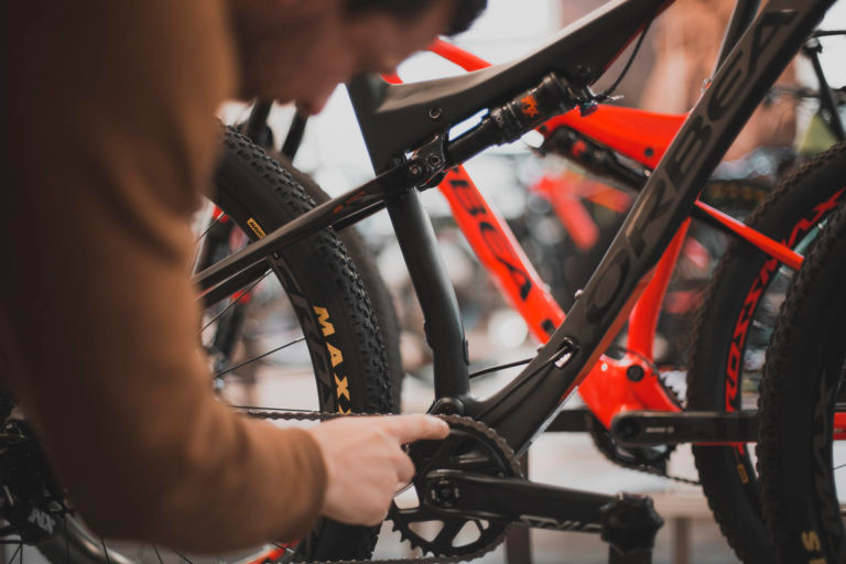 Nuestro especialista Sergio mostrando las mejoras en transmisión de la Orbea Oiz M50. 