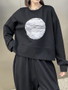 [EAM] Black Printed Back Zipper Sweatshirt New Round Neck Long Sleeve Women Big Size Fashion Tide Spring Autumn 2026 1DJ0624