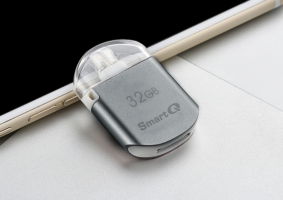 SmartQ AU606-32C MFI Certified Sub Flash Drive with OTG Lightning Connector for Apple Products for External Storage Memory Expansion Backup