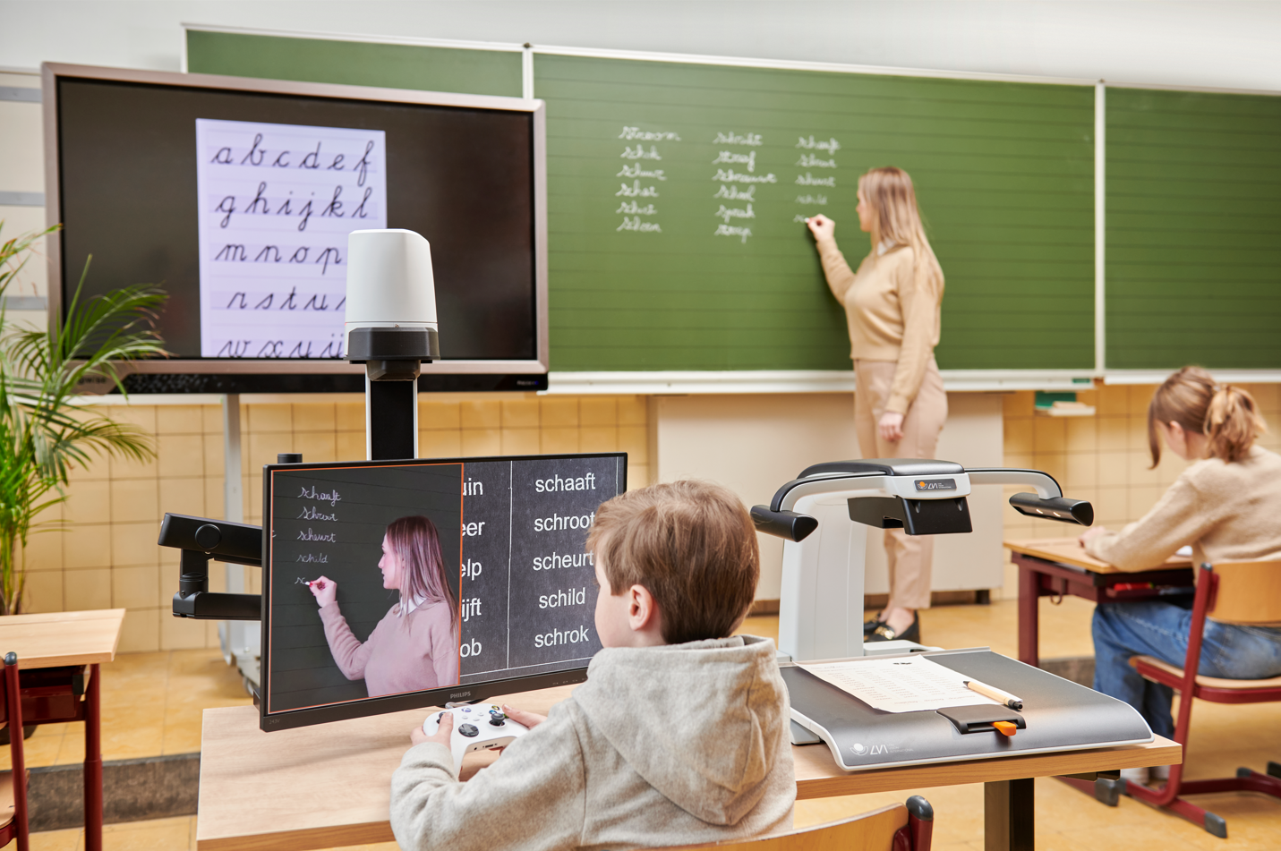 L'élève utilise une loupe pour lire le tableau noir