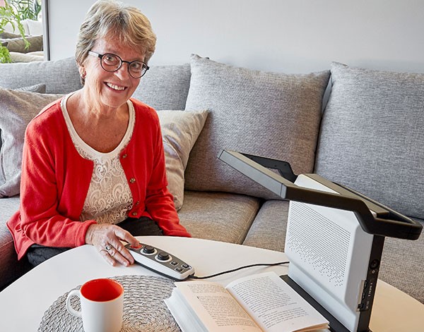 Vrouw gebruikt Magnilink voice om te laten voorlezen