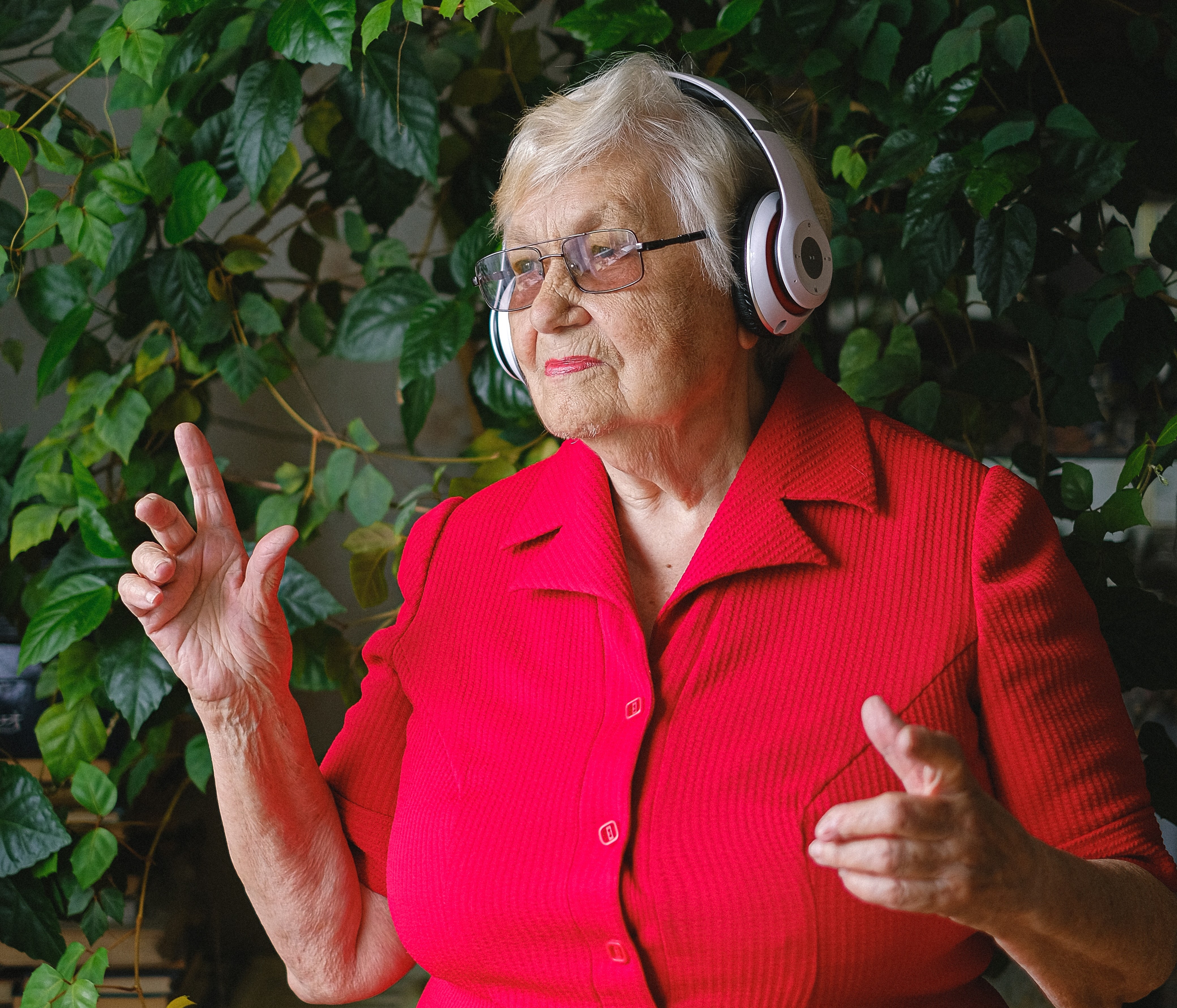 Vrouw luistert audioboek