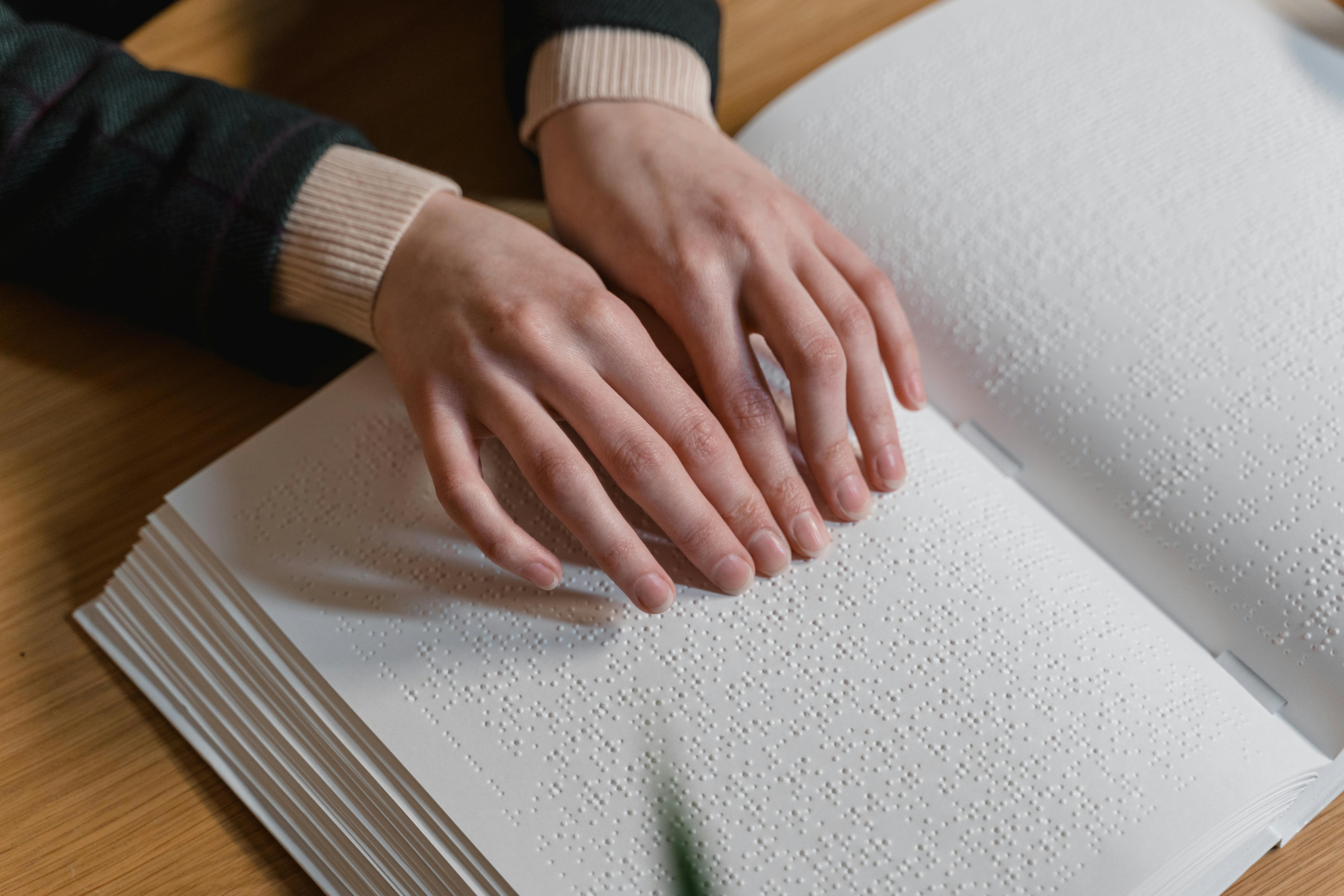 Hand ligt op brailleboek